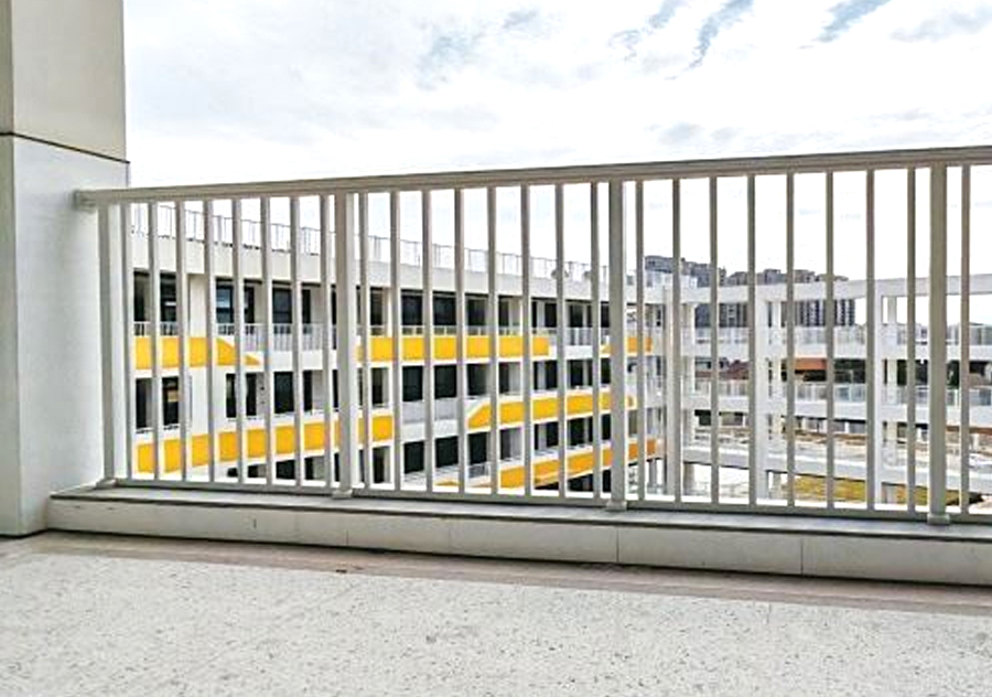 Barandilla de aluminio blanca para exteriores