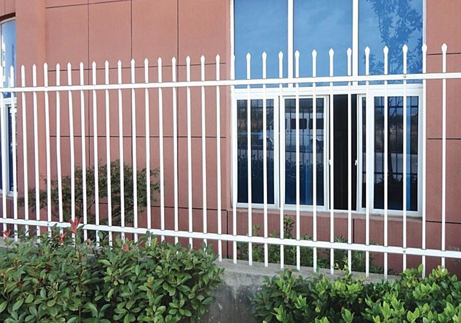 Moderna valla de seguridad de aluminio con revestimiento de polvo blanco