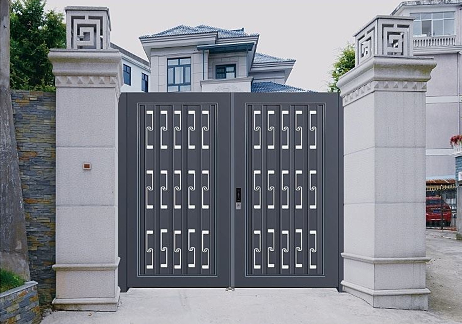 Puerta de patio de aluminio con patrón geométrico