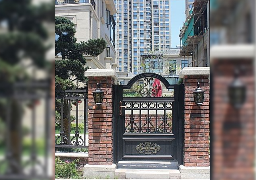 Puerta corrediza manual de aluminio para exterior