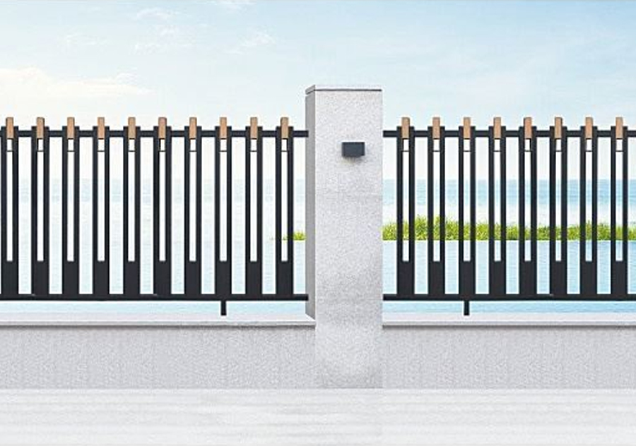 Elegante valla residencial de aluminio con tapa dorada