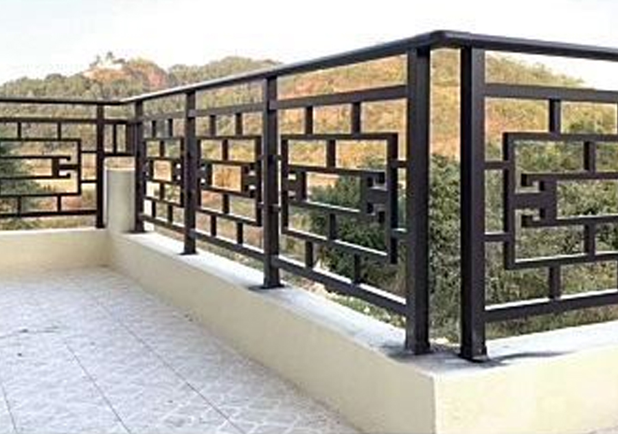 Moderna barandilla geométrica calada para balcón